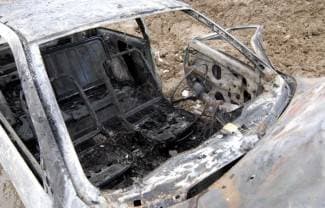 Izgorio stari i polupani automobil
