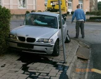 BMW-om sletjeli, udarili u znak, ozlijeđen suvozač (foto)