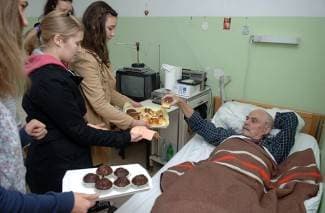 Pakrački osmaši razveselili korisnike staračkog doma