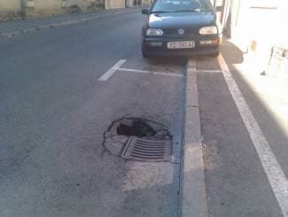 Građanima u Ulici Matije Gupca prijeti rupa uz šaht (foto)