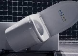 Hoćete li kupiti WC školjku koja brani penale? (video)