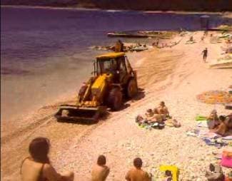 Bagerom popravljali plažu usred dana! (video)