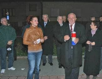 Požeški HDZ-ovci zapalili lampione u Vukovarskoj (foto)