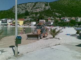 Pogledajte kako se sređuje plaža kod Metkovića (foto)