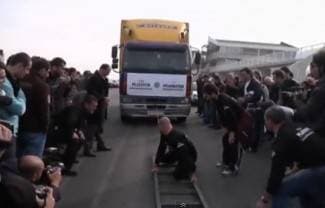 Gruzijac uhom povukao kamion težak 8 tona (video)
