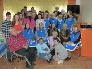 Gimnazijalci izrađivali čestitke zajedno s umirovljenicima (foto)