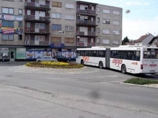 Autobus ne može proći zbog parkiranog automobila (video)