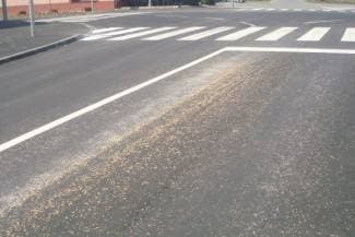Dok prevozite pšenicu, pazite da ne ispada iz prikolice!