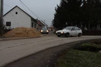 Prikolicu punu pijeska istovarili na cestu i otišli s gradilišta