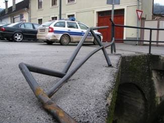 Sletio s ceste, udario u ogradu uz potok i pobjegao