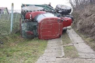 Lakše ozlijeđen: Traktorom sletio i prevrnuo se