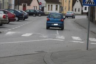 Zabio se u prometni znak pa nastavio s vožnjom