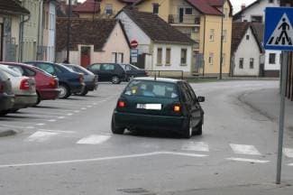 Prometna patrola: Ovako se ne vozi u kružnom toku! (foto)