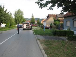 Sletio s ceste pa udario u kantu za smeće i bor