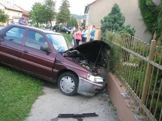 Fordom se zabio u ogradu obiteljske kuće (foto)