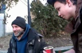 Mladi Poljak trikom uljepšao život beskućniku (video)