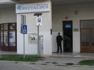 Prevrnuli kontejner i razbili vrata Ghetaldusa