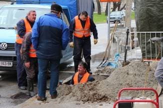 Puknuće vodovodne cijevi u Krešimirovoj ulici na Sajmištu