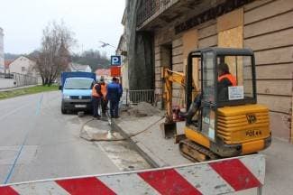 Pukla cijev na Trgu Sv. Trojstva