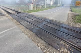 Rampa na pružnom prijelazu pukla nakon naleta Mercedesa
