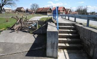 Drveni most u Gaju: Nije ograđen, a propada