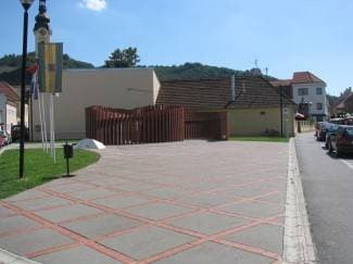Pijan mokrio po spomen obilježju
