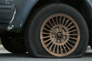 Bušio automobilske gume da bi ostvario vezu s vozačicama