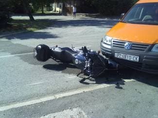Pao s motocikla, teretno vozilo oduzelo mu prednost