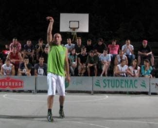Ovako se igra: Krema ulične košarke u Lipiku (video)