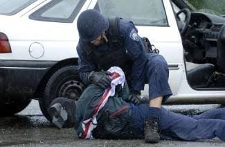 Interventni policajci pokaznom vježbom odgovaraju klince od nasilja