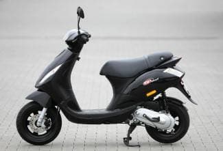 Maloljetnik (17) se zabio skuterom u suncobran