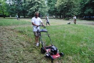 Uzeli stvar u svoje ruke: Građani uređuju zapušteni park