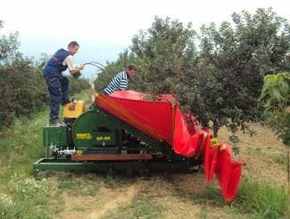 Voćarima predstavljen novi stroj za trešnju