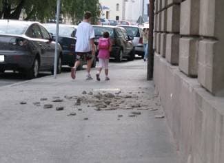 Balkon na trgu se urušava, cigle padaju na nogostup!