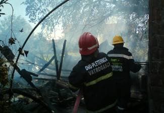 Vatrogasci ugasili požar iza obiteljske kuće (foto)