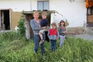 Samohrana majka i troje djece žive u očajnim uvjetima (foto)