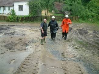 Potopljene ceste i kuće: Mještani spašavaju što mogu (foto)
