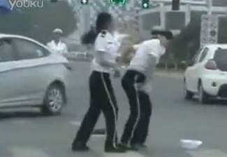 Policajke se potukle nasred prometnog raskrižja (video)