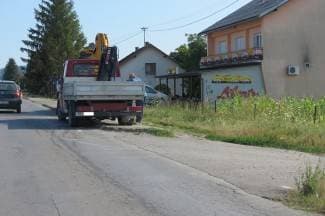 Iz bagera procurilo ulje po cesti od Trenkova do Požege