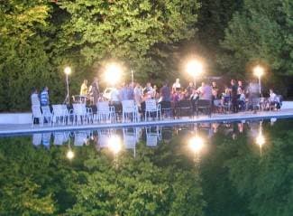 Vojni orkestar nastupio na bazenima pored parka (foto)