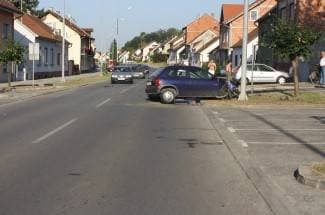 Opelom udario u BMW pa u stup, dvoje ozlijeđenih