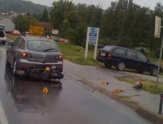 Mopedist udario u automobil zaustavljen kod vojarne