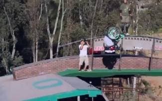 Invalid u kolicima savladava najveću skate rampu (video)