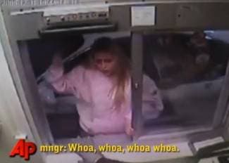 Razbila staklo i potukla se s radnicima zbog piletine (video)