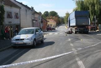 Mopedom se zaletio u automobil i kamion (foto)