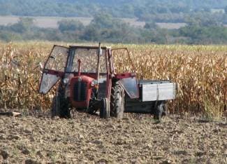 Dok je vozio traktor, zapalilo se sijeno na prikolici
