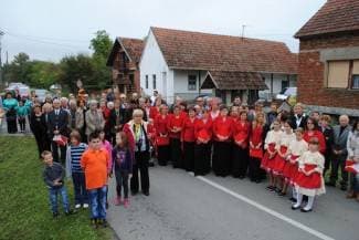 Domaćinima poželjeli puno krečenja (foto)