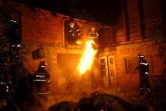Gorjelo krovište štaglja: Susjedi i vatrogasci spasili kuću (foto)