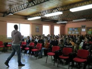 Zijah Sokolović u Cesarićevoj školi izveo predstavu o nasilju