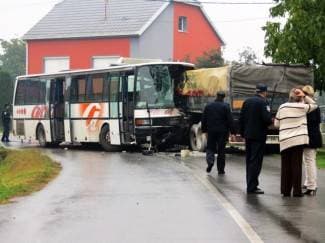 Vozaču spašena noga, teško ozlijeđeno i dvoje djece